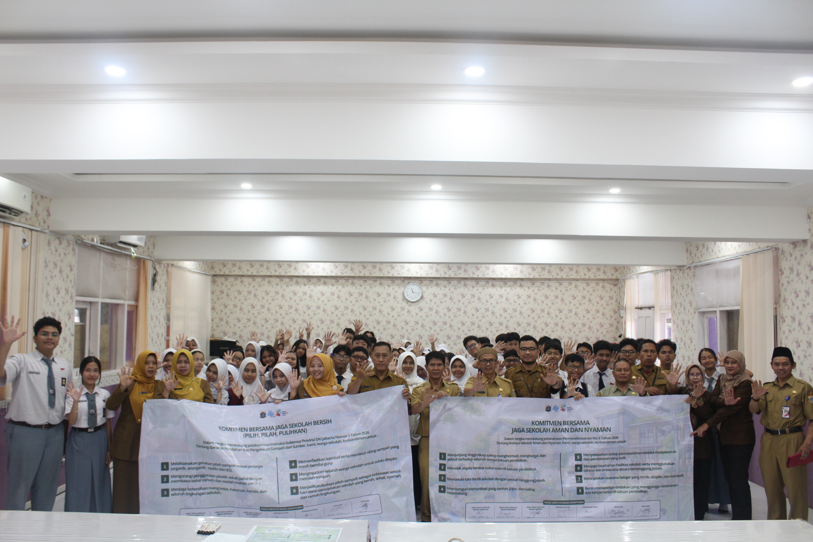 KICK OFF GERAKAN JAGA SEKOLAH BERSIH, AMAN DAN NYAMAN SEKALIGUS TANDA TANGAN KOMITMEN BERSAMA
