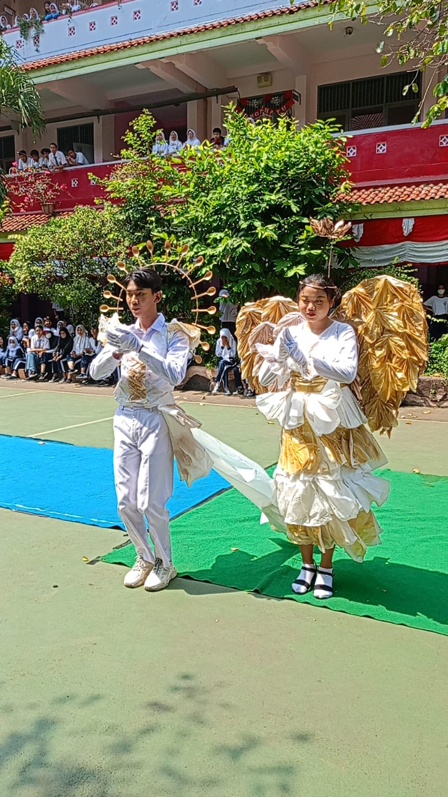 FASHION SHOW DAUR ULANG BARANG BEKAS SISWA 